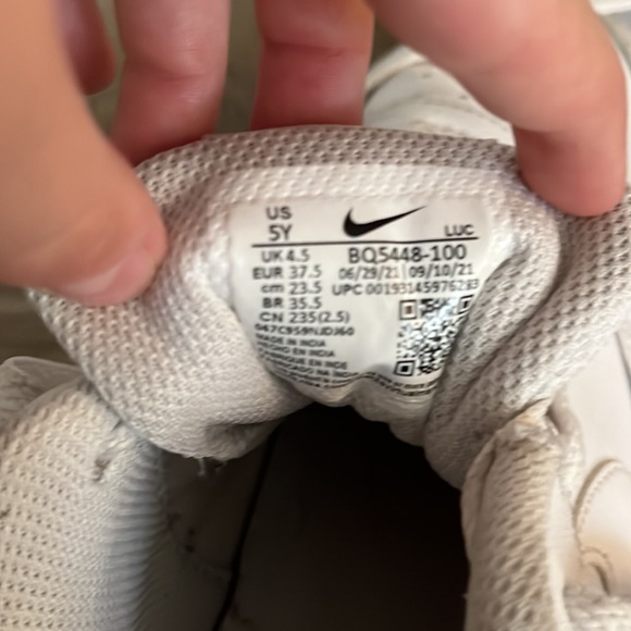 Used Air Force 1’s. US Size 5Y, UK 4.5, EUR 37.5, cm 23.5. Barely Worn - Picture 2 of 4